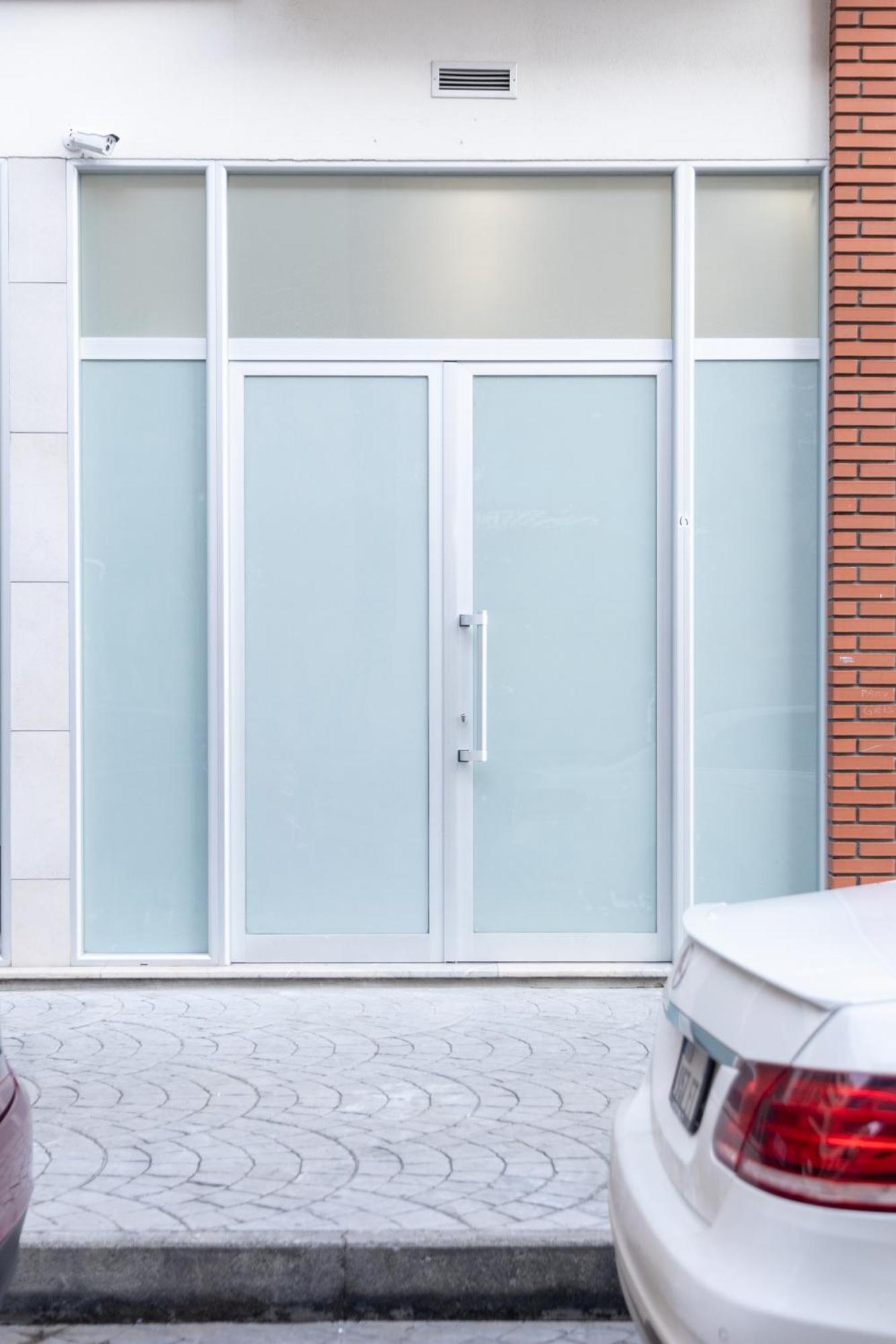 Free Parking Sudio Tiranaアパートメント エクステリア 写真
